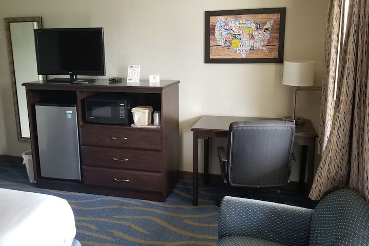 Queen Bed Accessible (4 of 18)