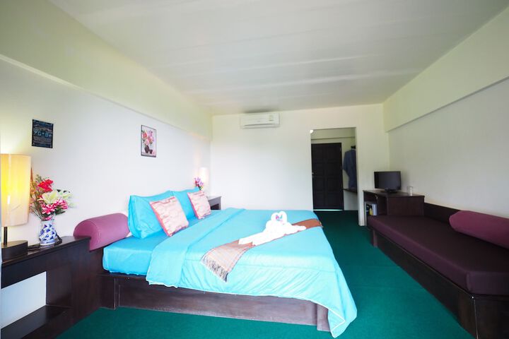 Room 6 of 90