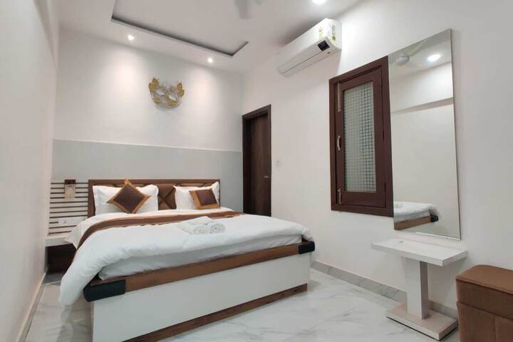 Room 2 of 16