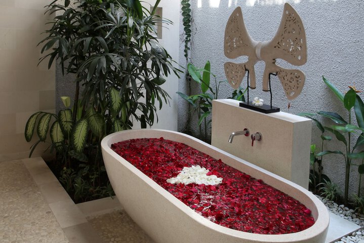 Deep soaking bathtub