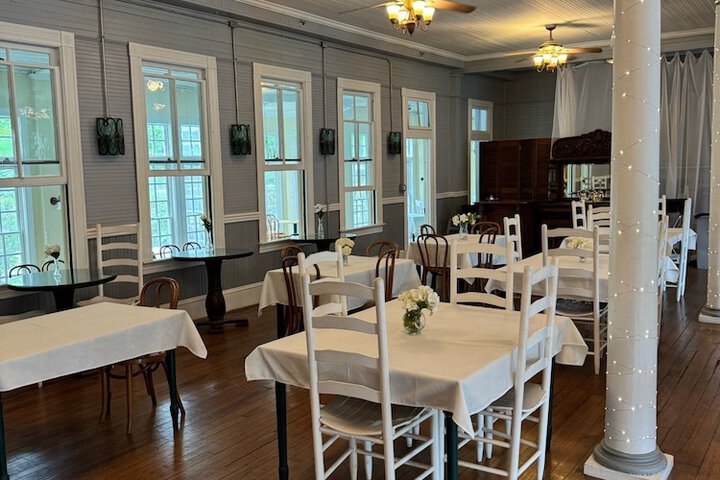 Dining 15 of 31