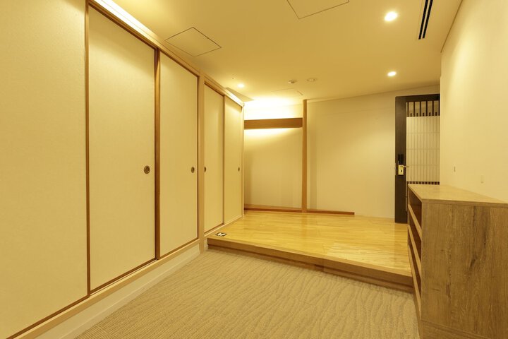 Room 3 of 74