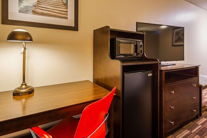 2 Queen Beds Microfridge High Speed Internet Full Breakfast (5 of 15)