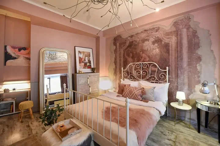 Room 9 of 18