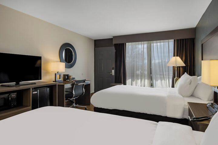 2 Double Beds (3 of 6)