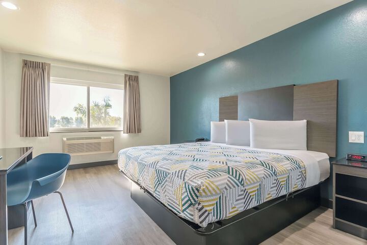 1 King Bed Refrigerator, Microwave (14 of 16)