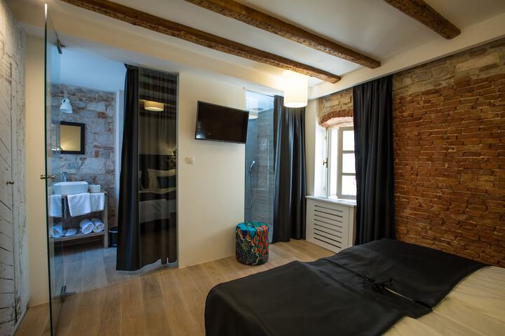 Room 2 of 56