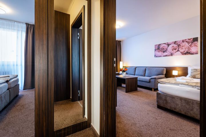 Room 9 of 37