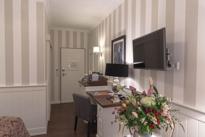 Room 43 of 77