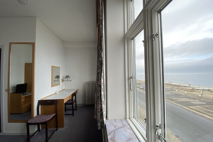 Room 6 of 25