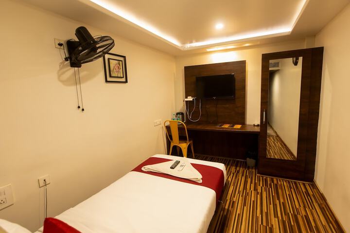 Room 12 of 27