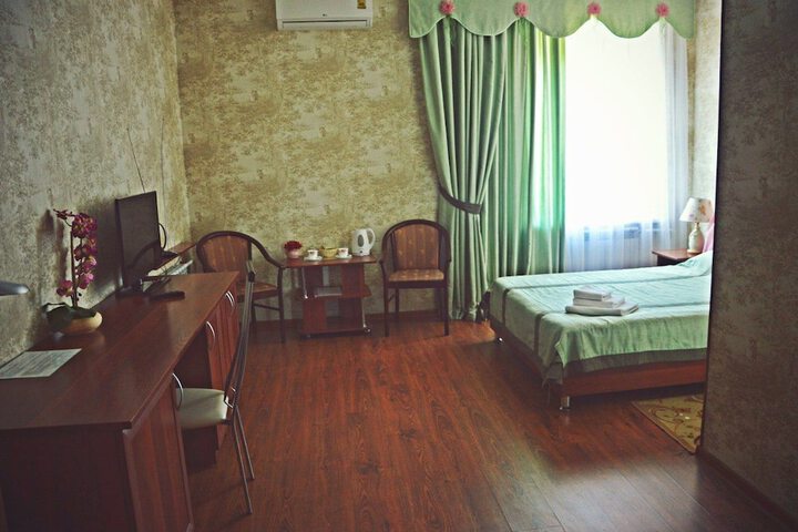 Room 10 of 27