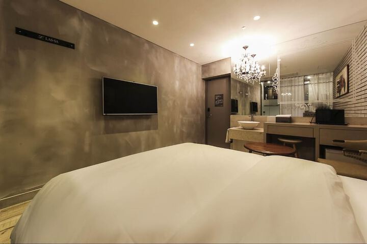 Room 16 of 42