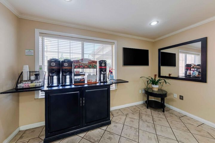 Breakfast/Coffee Service 30 of 33