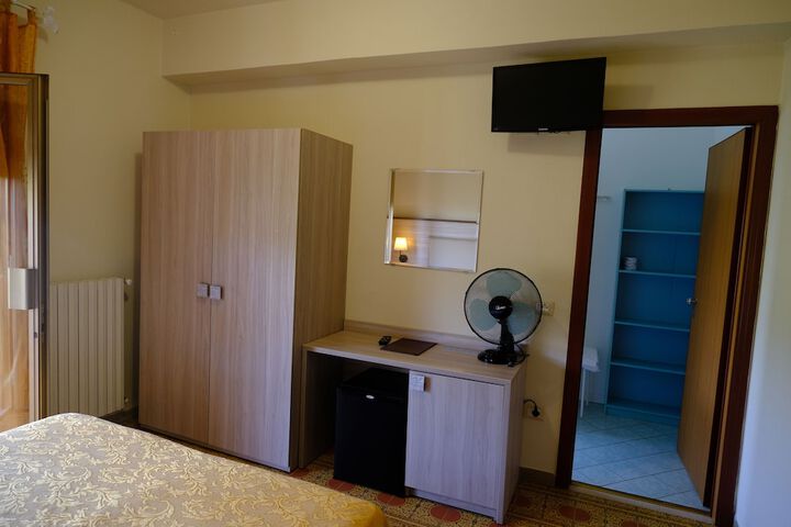 Room 6 of 28