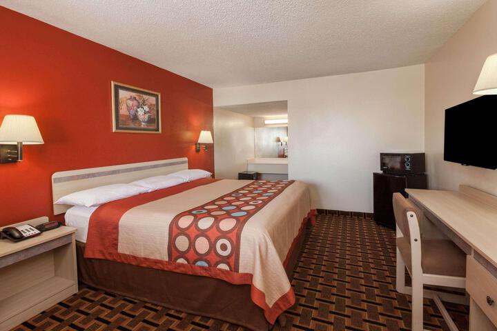 1 King Bed (1 of 11)