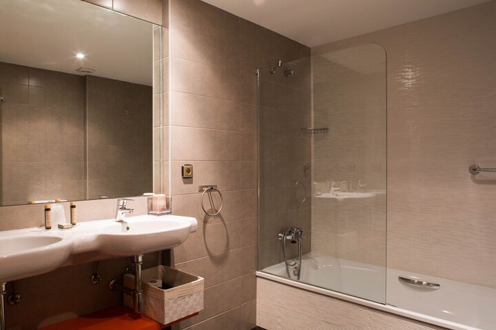 Deep soaking bathtub