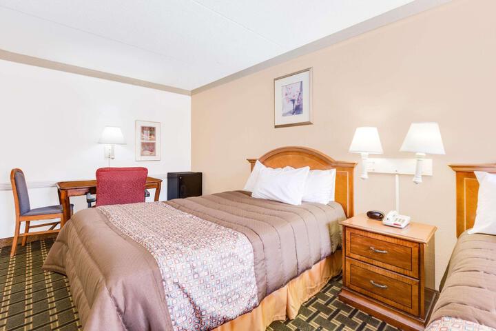 1 King Bed (4 of 8)