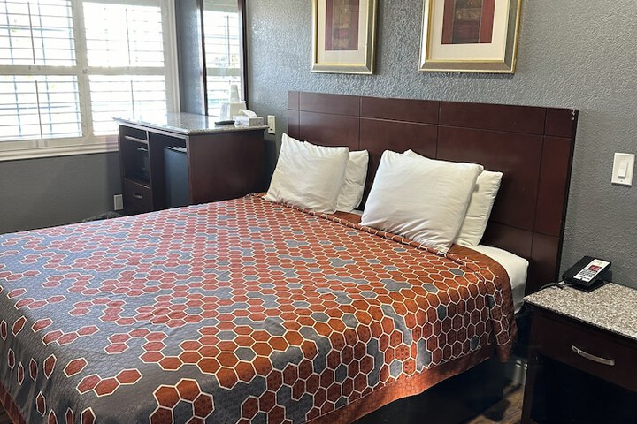 Standard | King Bed (2 of 25)