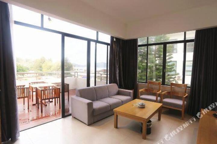 Peninsula Holiday Hotel