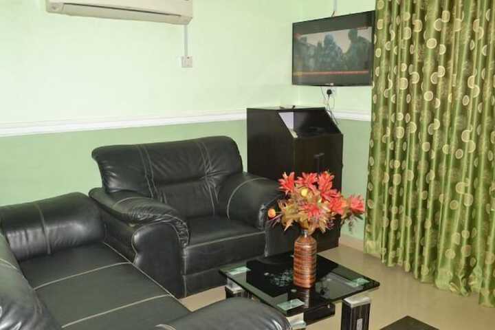 Room 6 of 17
