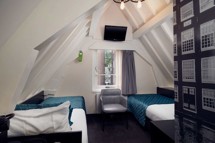 Room 6 of 25