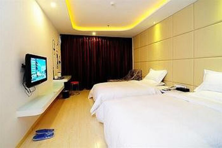 Room 5 of 16