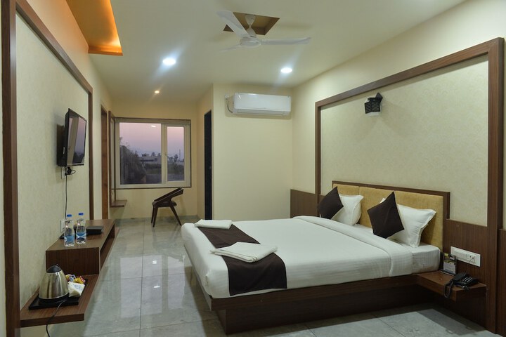 Room 7 of 32