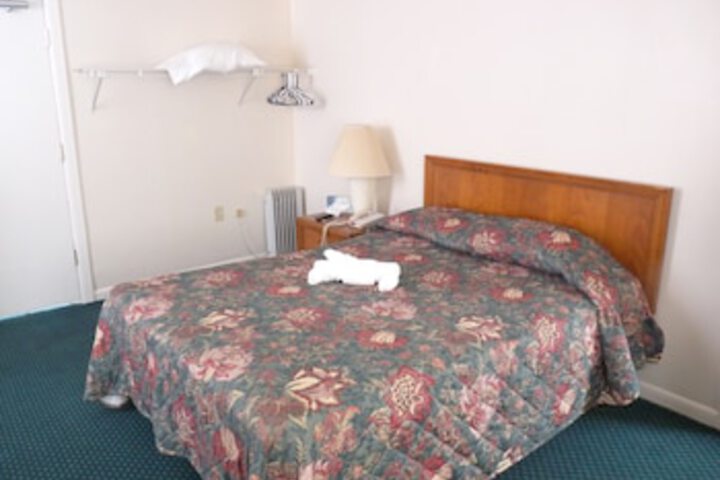 Room 7 of 102