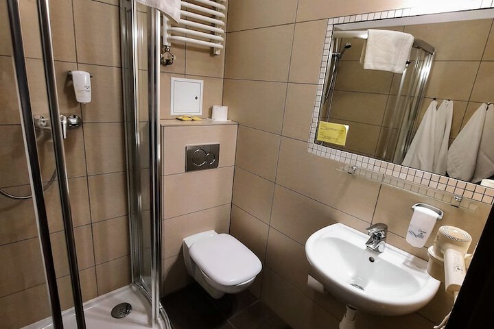 Room 18 of 33