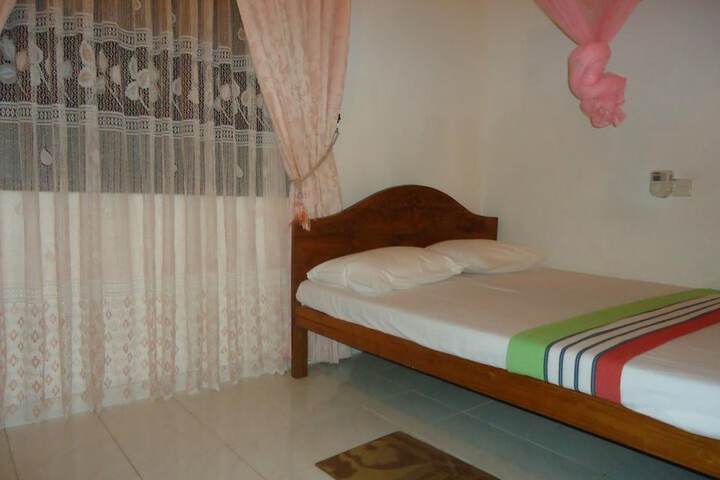 Room 4 of 9