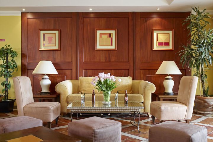 Lounge 29 of 36