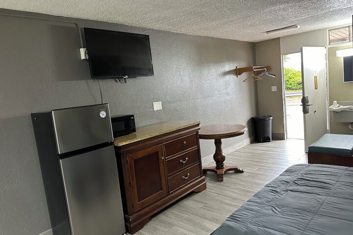 Room 10 of 17