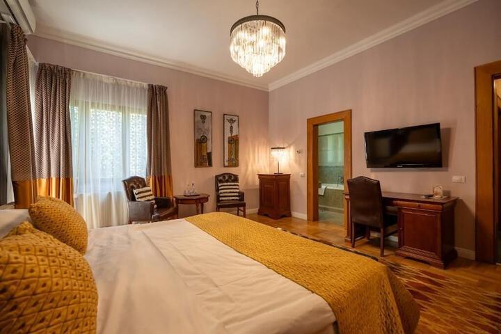 Room 14 of 93