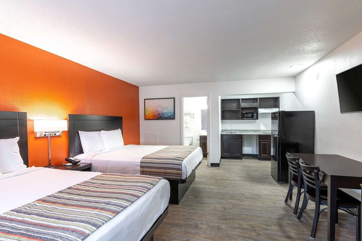1 Queen Bed (20 of 34)