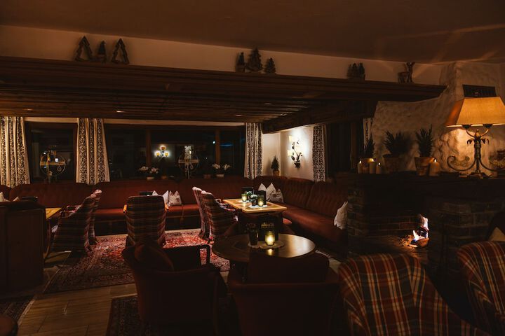 Lounge 62 of 67