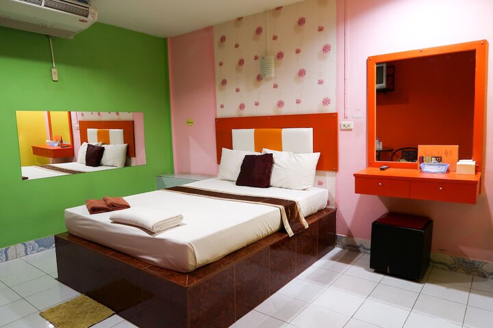 Room 4 of 8