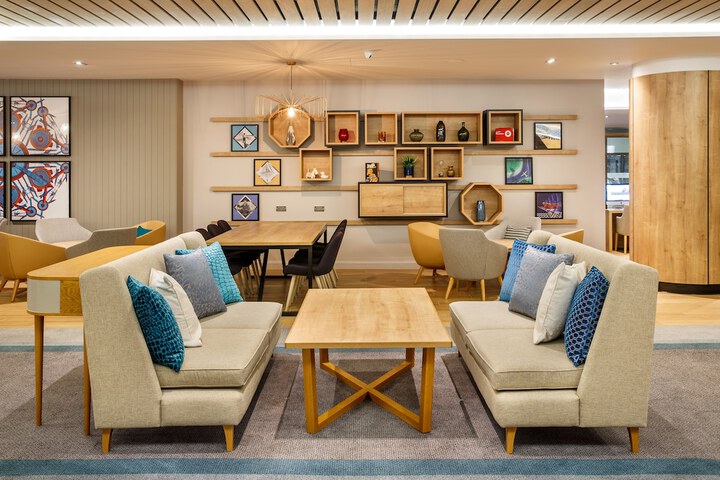 Lounge 52 of 76