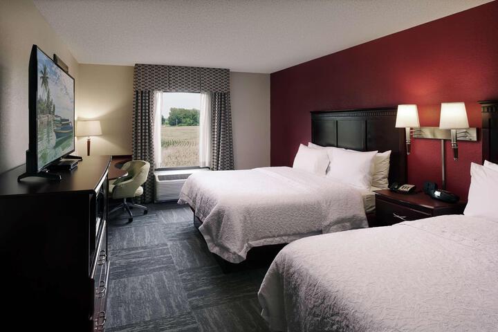 2 Queen Beds (1 of 12)
