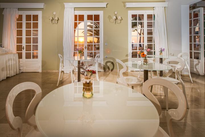 Dining 40 of 68