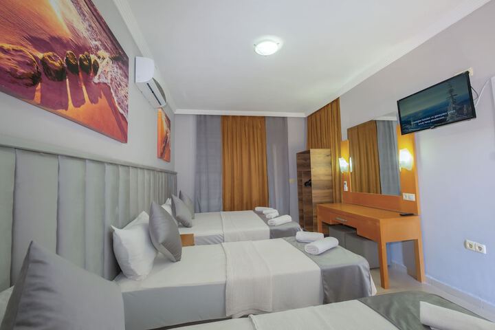 Room 13 of 28