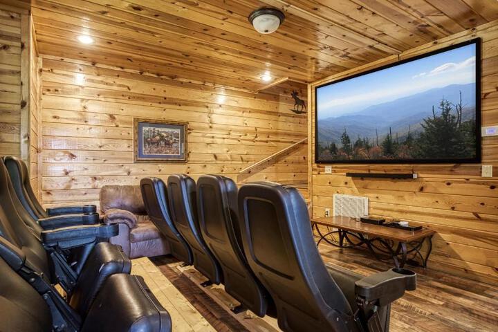 Enchanted View Amazing Mountain Views, FREE Attraction tickets, Theater Room, Game Room, WIFI!!! in Sevierville, TN