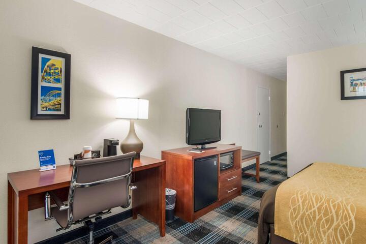 1 Queen Bed Accessible (16 of 17)