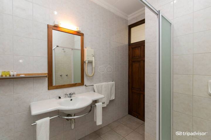 Room 5 of 18