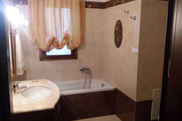 Room 7 of 12
