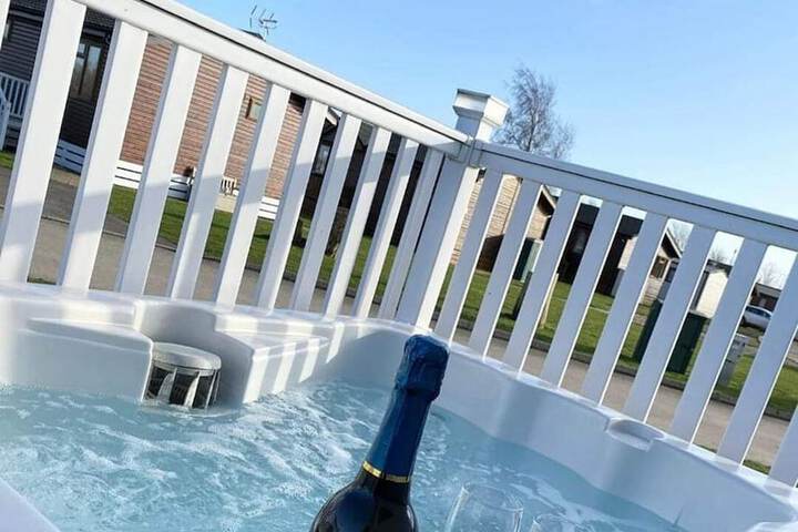 Beautiful 3-bed Hot Tub Lodge at Tattershall Lakes in Lincoln