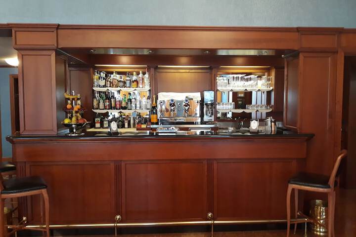 Lounge 20 of 28