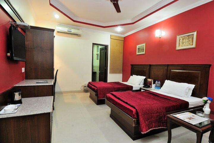 Room 7 of 32