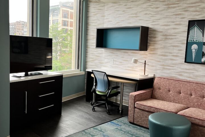 Studio Suite Queen Bed (4 of 4)