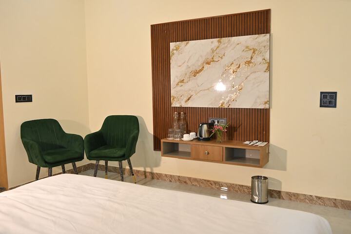 Room 4 of 8